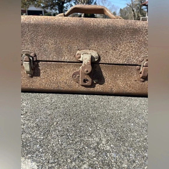 Vintage Distressed Metal Fishing Tackle Box - Home Decor - Accents - Picture 5 of 6
